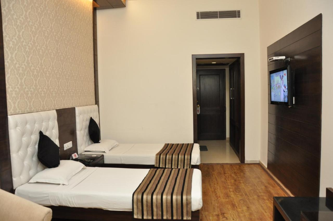 Hotel Parbhat Inn Panchkula Extérieur photo